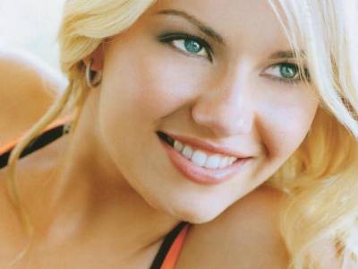 b2ap3_thumbnail_Elisha_Cuthbert_3.jpg