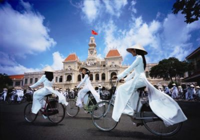 b2ap3_thumbnail_Thieu-nu-Viet-Quyen-ru-trong-ta-ao-dai.jpg